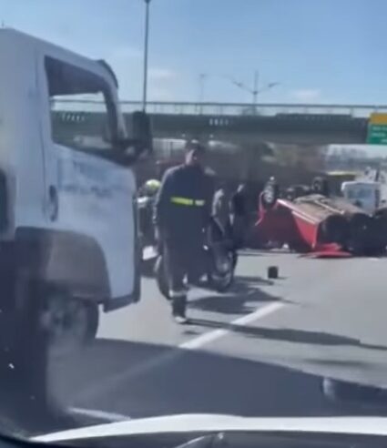 CARRO CAPOTA NO KM 12 DA ANCHIETA NA MANHÃ DESTA QUARTA-FEIRA