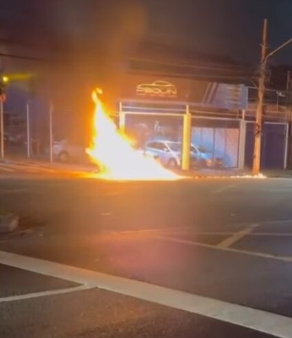 MOTO É DESTRUÍDA PELO FOGO NA AVENIDA LUIZ PEQUINI, EM FRENTE AO ANTIGO MEGA BOI