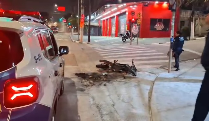 MOTO INCENDIADA NA AVENIDA LUIZ PEQUINI ERA ROUBADA