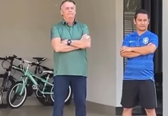 BOLSONARO APARECE EM FRENTE À SUA RESIDÊNCIA EM BRASÍLIA EM DIA DE JULGAMENTO NO STF