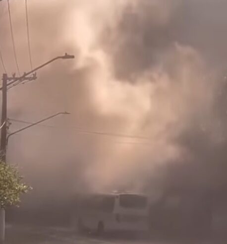 ÔNIBUS ESCOLAR PEGA FOGO NO RIACHO GRANDE E CAMINHÃO-PIPA APAGA AS CHAMAS