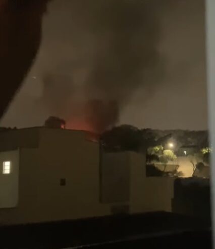 INCÊNDIO ATINGE RESIDÊNCIA NA RUA GIACINTO TOGNATO, NO BAETA NEVES