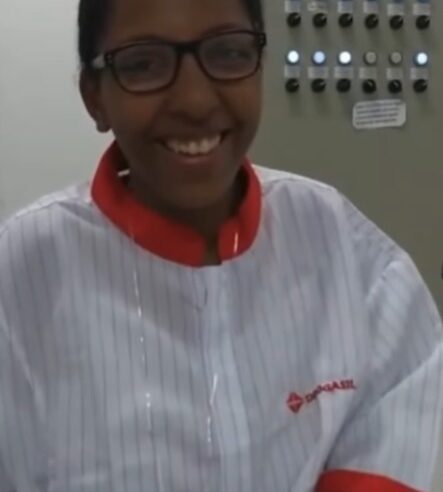 FUNCIONÁRIA É VÍTIMA DE RACISMO EM DROGASIL DE SÃO CAETANO; JUSTIÇA CONDENA EMPRESA A PAGAR R$ 56 MIL