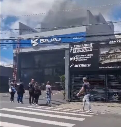 INCÊNDIO ATINGE LOJA DE MOTOS EM SANTO ANDRÉ E DEIXA UMA VÍTIMA EM ESTADO GRAVE