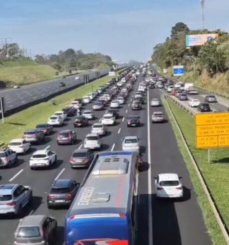 CALOR DE DOMINGO CONTINUA LEVANDO MOTORISTAS PARA O LITORAL