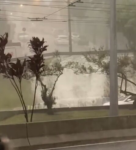 CHUVA INTENSA FORMA “CACHOEIRA” NA REGIÃO DA AVENIDA PEREIRA BARRETO