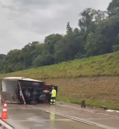 UTILITÁRIA TOMBA NO TRECHO SUL DO RODOANEL