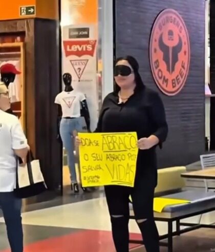 INFLUENCIADORA OFERECE ABRAÇOS EM SHOPPING DE SÃO BERNARDO E EMOCIONA