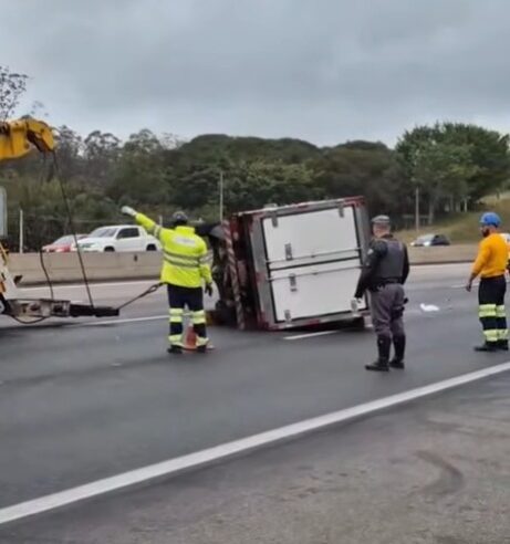 UTILITÁRIO TOMBA NO RODOANEL E TRECHO É TOTALMENTE INTERDITADO EM SÃO BERNARDO