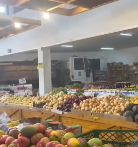 MOTORISTA DE CAMINHÃO DA SABESP PUXA BARRA DE FERRO E INVADE HORTIFRUTI NO BAIRRO DOS CASA, EM SÃO BERNARDO