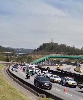COLISÃO ENTRE CARRO E MOTO DEIXA DUAS PESSOAS FERIDAS NA ANCHIETA