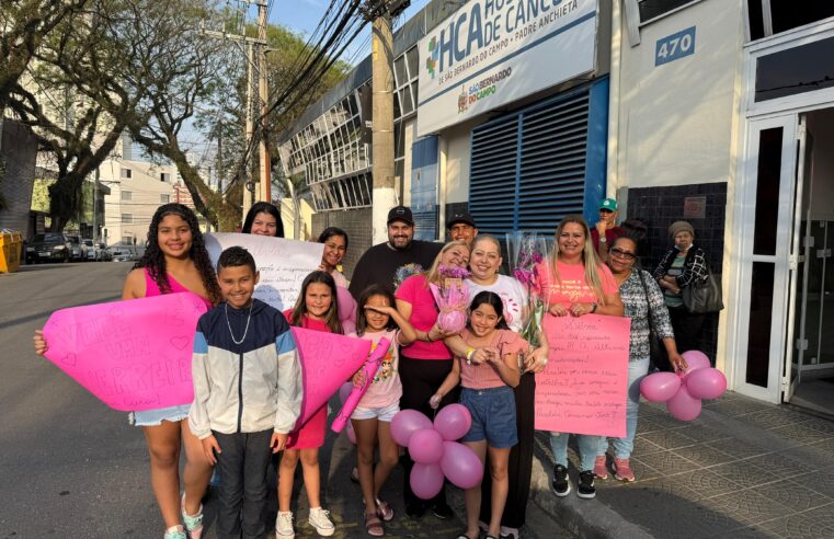 PACIENTE CELEBRA COM FAMÍLIA CONCLUSÃO DE ETAPA DO TRATAMENTO CONTRA O CÂNCER DE MAMA NO HOSPITAL ANCHIETA