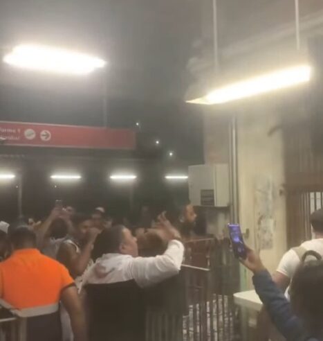 PASSAGEIROS ANDAM NOS TRILHOS DA LINHA 7-RUBI APÓS FALHA ELÉTRICA