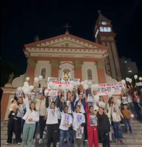 JUSTIÇA POR KAYLANE: FAMÍLIA FAZ ATO EM FRENTE À IGREJA MATRIZ