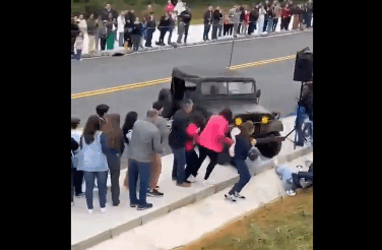 JIPE DESGOVERNADO ATROPELA GRUPO DE PESSOAS NO DESFILE DE 7 DE SETEMBRO EM SANTA CATARINA