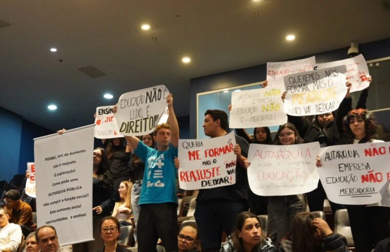 ALUNOS PROTESTAM CONTRA AUMENTO DE MENSALIDADES NA FACULDADE DE DIREITO DE SÃO BERNARDO