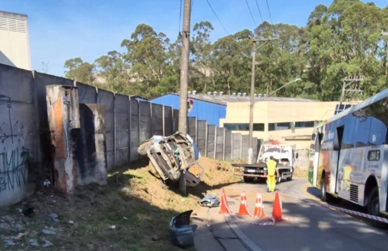 MULHER MORRE APÓS CARRO COLIDIR CONTRA POSTE NA ESTRADA SADAE TAKAGI, EM SÃO BERNARDO