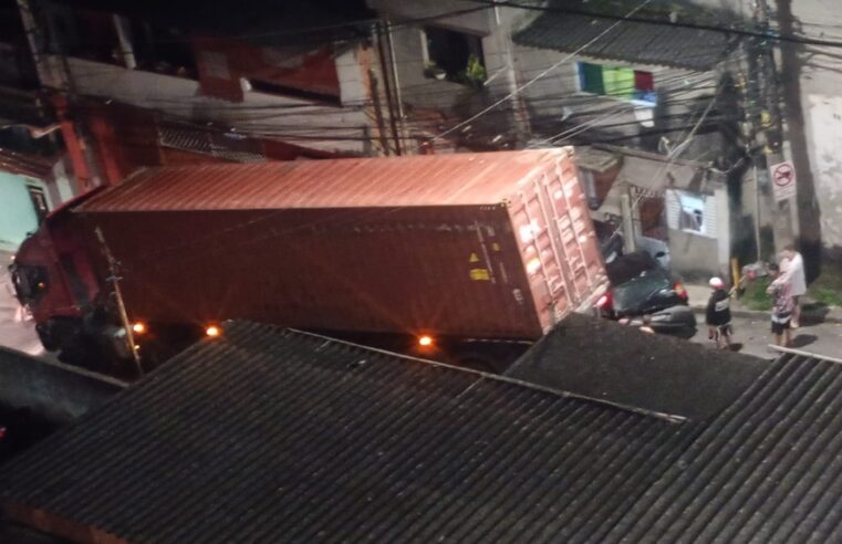 CARRETA ATINGE CARROS E RESIDÊNCIA AO TENTAR MANOBRA EM RUA ESTREITA NO FERRAZÓPOLIS
