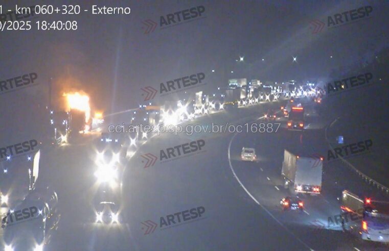 CARRETA PEGA FOGO NO RODOANEL E INTERDITA FAIXA NA ALTURA DO KM 60