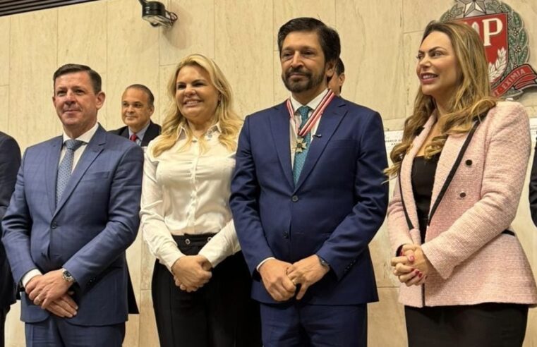 CARLA MORANDO ENTREGA COLAR DE HONRA AO MÉRITO A RICARDO NUNES NA ALESP