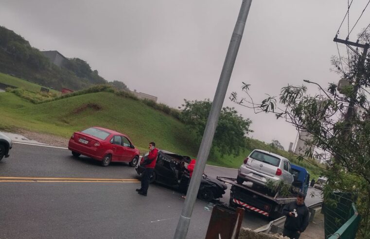 CARRO BATE EM GUINCHO E MOTORISTA FICA PRESO NAS FERRAGENS EM SÃO BERNARDO