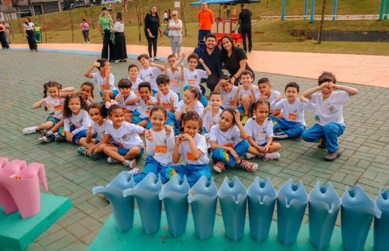 ALUNOS DA REDE MUNICIPAL PLANTAM 100 NOVAS ÁRVORES NO PARQUE LINEAR DOS IPÊS