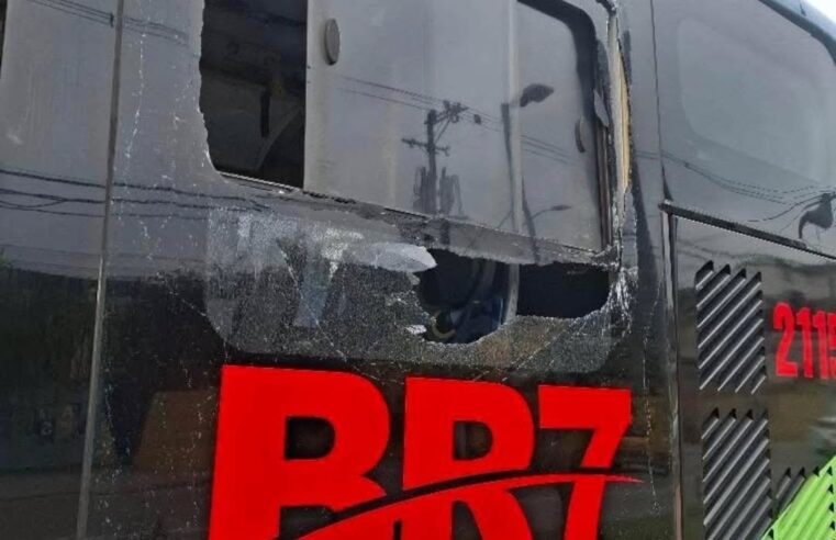 ÔNIBUS DA LINHA 11 É ATINGIDO POR PEDRA NO ALVARENGA