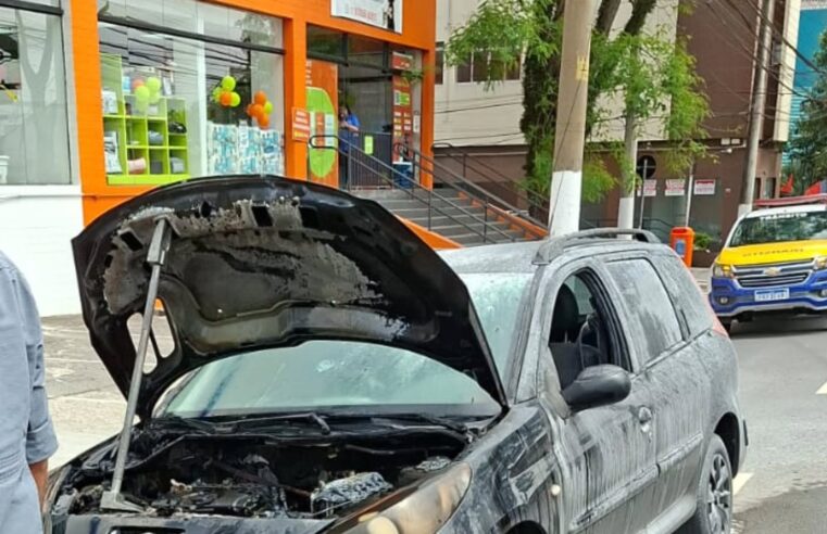 CARRO PEGA FOGO NA AV. CAMINHO DO MAR, NO RUDGE RAMOS