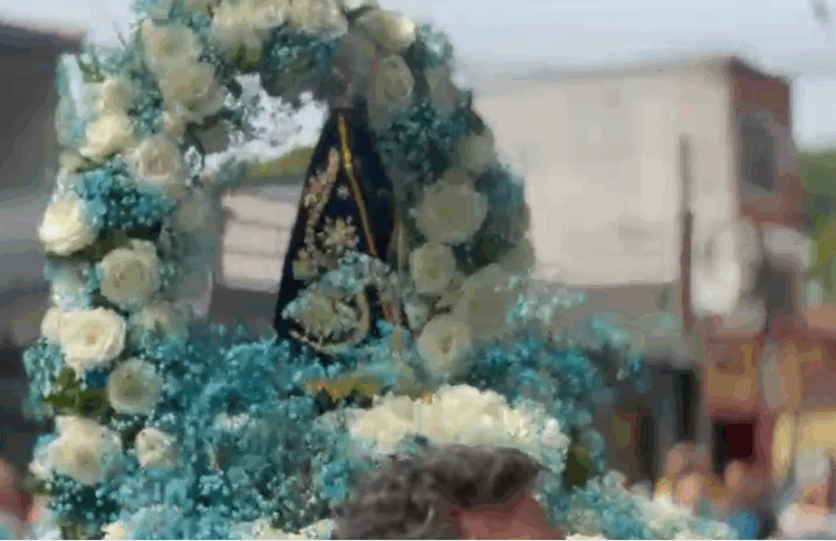 FIÉIS CHEGAM DA PROCISSÃO PARA MISSA CAMPAL NA PARÓQUIA NOSSA SENHORA APARECIDA, NA PAULICEIA