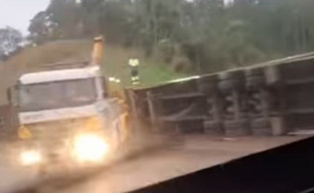 CARRETA TOMBA E CAUSA CONGESTIONAMENTO NO RODOANEL