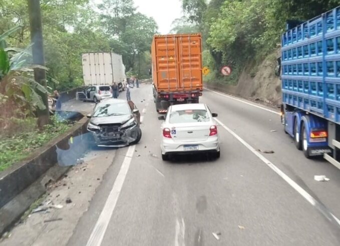 ENGAVETAMENTO NA ANCHIETA ENVOLVE DUAS CARRETAS E TRÊS CARROS; CARGA DE PAPEL CAI NA PISTA