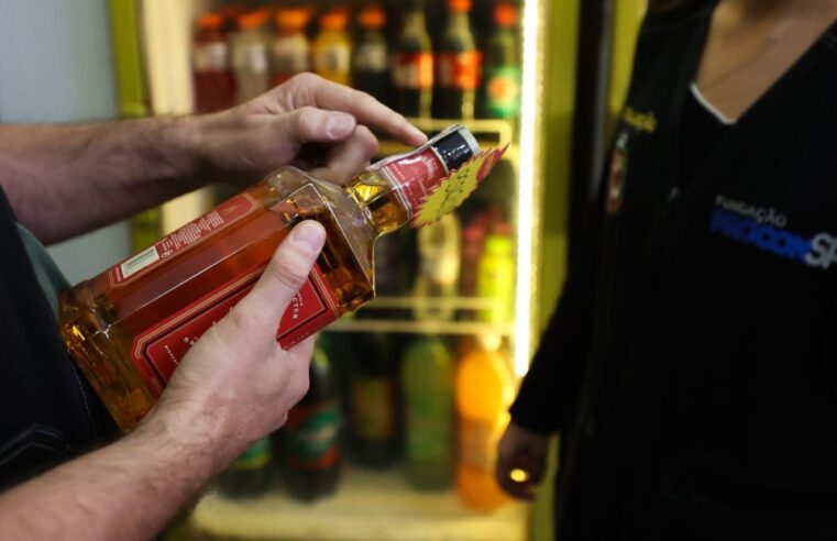 PROCON-SP FAZ AÇÃO DE ORIENTAÇÃO SOBRE BEBIDAS FALSIFICADAS EM BARES DE TODO O ESTADO NESTA SEXTA-FEIRA (10)