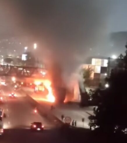 CARRETA CARREGADA DE ALGODÃO PEGA FOGO NA ANCHIETA E INTERDITA PISTA
