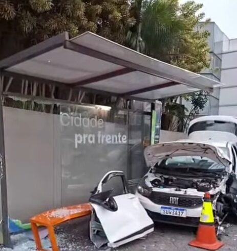 CARRO ATINGE PONTO DE ÔNIBUS E DEIXA DUAS MULHERES FERIDAS EM SÃO BERNARDO