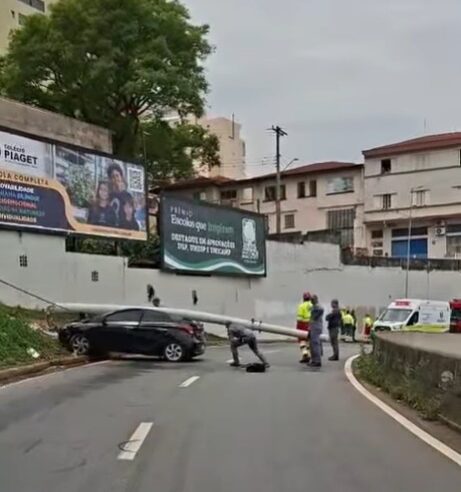 MOTORISTA BATE E DERRUBA POSTE NA ALÇA DE ACESSO DA ANCHIETA PARA A LIONS