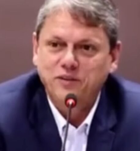 TARCÍSIO BRINCA SOBRE BEBIDAS FALSIFICADAS EM MEIO À CRISE DO METANOL: “NO DIA QUE COMEÇAREM A FALSIFICAR COCA-COLA, VOU ME PREOCUPAR”