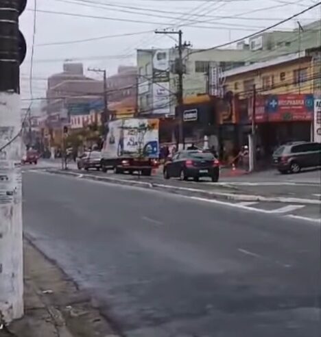 TRANSFORMADOR PEGA FOGO E SEMÁFOROS PARAM NA RUA TIRADENTES