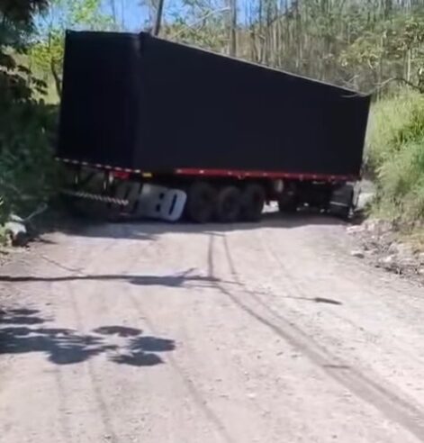 CAMINHÃO FICA PRESO NA ESTRADA DO MONTANHÃO E BLOQUEIA VIA