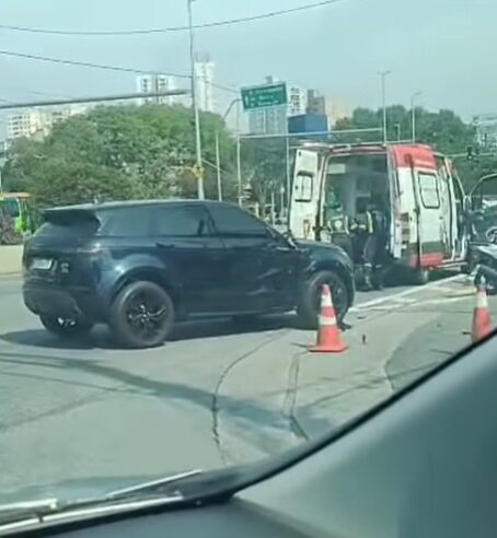 ACIDENTE ENTRE MOTO E CARRO NA AVENIDA FARIA LIMA, EM SÃO BERNARDO