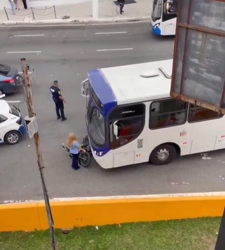 ACIDENTE ENTRE ÔNIBUS E MOTO NO COMEÇO DA RUA JURUBATUBA, PERTO DO PAÇO