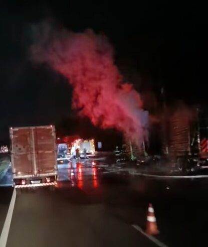 CARRETA COM 70 TONELADAS DE MADEIRA PEGA FOGO NO RODOANEL E INTERDITA FAIXAS NO KM 60
