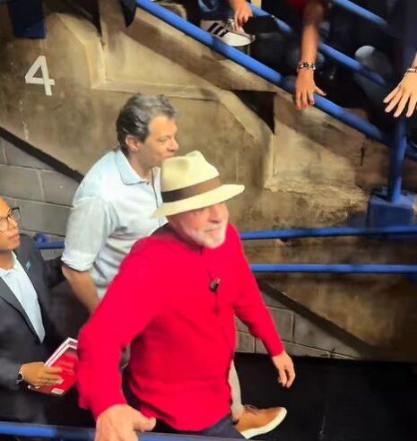 LULA CHEGA AO POLIESPORTIVO DE SÃO BERNARDO PARA PARTICIPAR DE AULÃO DO ENEM