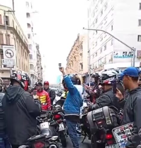 MOTOBOYS PROTESTAM NA 25 DE MARÇO APÓS ENTREGADOR SER BALEADO
