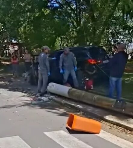 MULHER PASSA MAL AO VOLANTE E BATE O CARRO EM POSTE NO NOVA PETRÓPOLIS