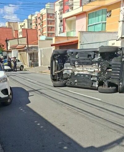 CARRO CAPOTA NA RUA JAQUEY APÓS MOTORISTA SOFRER MAL SÚBITO EM SÃO BERNARDO