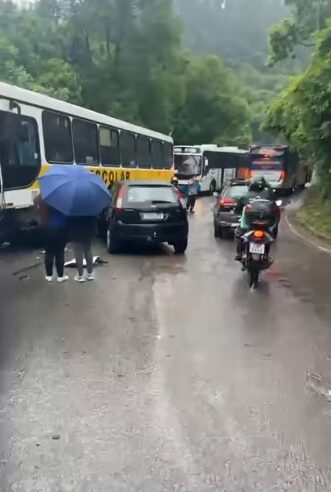 CARRO PERDE CONTROLE NA CURVA E BATE EM ÔNIBUS ESCOLAR NA ESTRADA DOS ALVARENGAS