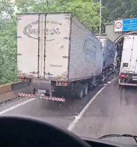 COLISÃO ENTRE CAMINHÃO E CARRETA INTERDITA ANCHIETA E DEIXA DUAS PESSOAS PRESAS ÀS FERRAGENS