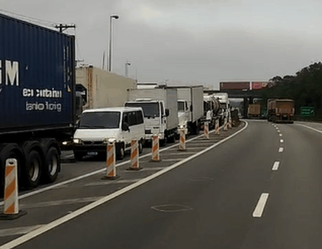ACIDENTE NO KM 49 DA ANCHIETA INTERDITA PISTA E DEIXA UMA VÍTIMA FATAL