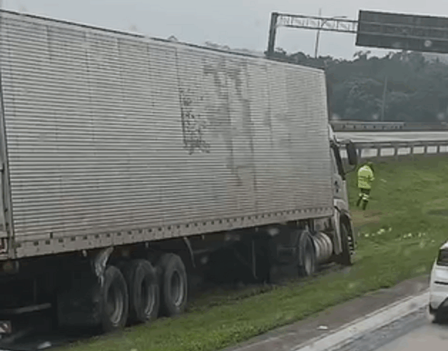 ACIDENTE ENTRE CAMINHÕES E OBRAS DE RECAPEAMENTO PROVOCAM LENTIDÃO NO RODOANEL