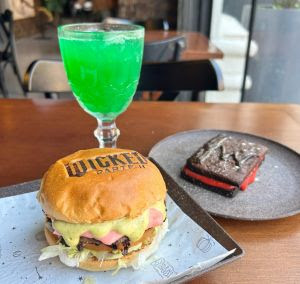 COMEMORE O HALLOWEEN NO VASSOURA QUEBRADA COM COMBO ESPECIAL DE WICKED COMO UM VERDADEIRO BRUXO